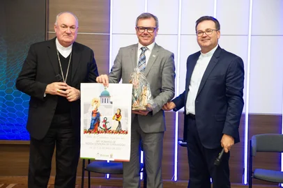 Bispo don José Gislon, presidente Celestino Loro e reitor do santuário de Caravaggio, padre Ricardo Fontana, na RA CIC Caxias desta segunda-feira, dia 12. <!-- NICAID(16035386) -->