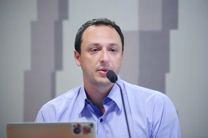 Comissão de Ciência, Tecnologia, Inovação, Comunicação e Informática (CCT) realiza audiência pública destinada a debater o tema "Desenvolvimento de Tecnologia na Área da Saúde". Em pronunciamento, o professor, doutor e pesquisador do Instituto Salk para Estudos Biológicos, Alysson Muotri. Foto: Pedro França/Agência Senado/DivulgaçãoLocal: BrasÃ­liaIndexador: Pedro FranÃ§aFonte: AgÃªncia SenadoFotógrafo: pf<!-- NICAID(15472335) -->