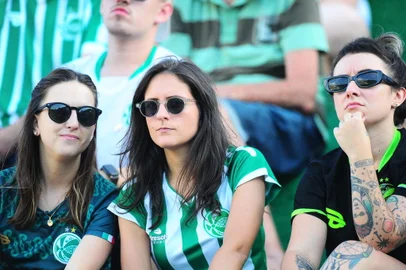 CAXIAS DO SUL, RS, BRASIL, 11/03/2023. Juventude x Brasil de Pelotas, jogo válido pekla 11ª rodada da primeira fase do Campeonato Gaúcho (Gauchão 2023) e realizado no estádio Alfredo Jaconi. Torcida feminina do Ju. (Porthus Junior/Agência RBS)<!-- NICAID(15372930) -->