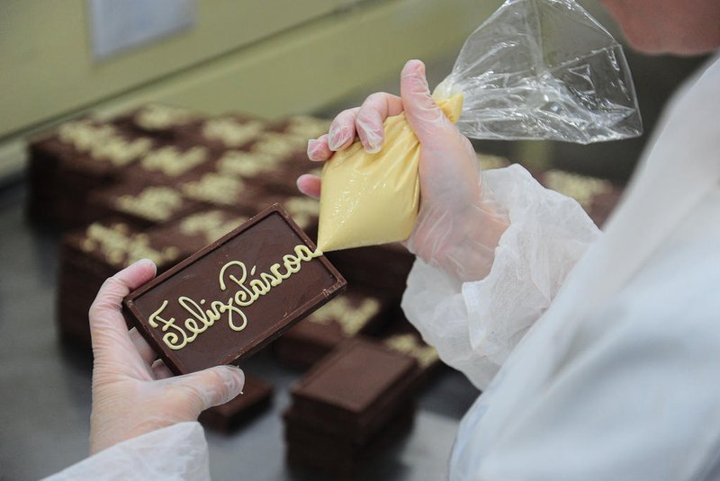 GRAMADO, RS, BRASIL, 24/03/2023. + Serra: matéria especial sobre a fabricação e o comércio de  chocolates em Gramado. A reportagem foi até a fábrica da Lugano acompanhar parte da rotina de produção. (Bruno Todeschini/Agência RBS)Indexador: BTK<!-- NICAID(15389536) -->