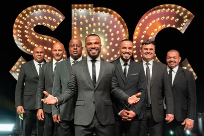 Em show de despedida, Alexandre Pires e o grupo Só Pra Contrariar voltam a dividir o palco<!-- NICAID(15456785) -->