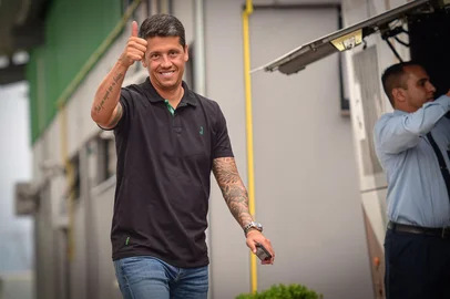 Juventude deixa o CT e inicia deslocamento até Natal. Na foto: técnico Thiago Carpini.<!-- NICAID(15595146) -->