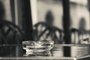 Cinzeiro de vidro vazio sobre uma mesa. Foto: Elena Dijour / stock.adobe.comIndexador: Elena DijourFonte: 488883902<!-- NICAID(15469165) -->