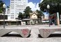 De pichações a ambulantes irregulares ocupando bancos de concreto: Praça XV, recém-revitalizada, volta a ser alvo de vandalismo