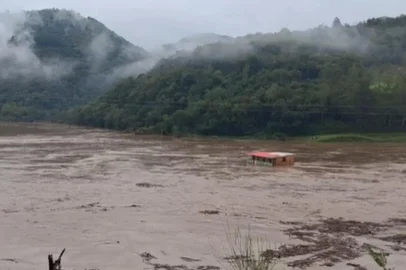 Uma casa de madeira foi arrastada pela força da água do Rio das Antas, na Linha Alcântara, em Bento Gonçalves, na manhã desta quarta-feira (22). Não houve feridos. <!-- NICAID(16331695) -->