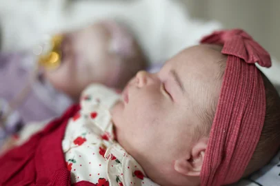 Alvorada, RS, BrasilJhosi Silva produz bonecas Baby Reborn na garagem de sua casa em Alvorada, RS. As bonecas chegam desmontadas e ela dá o acabamento de cor em cada uma. Os preços são a partir de 1500 reais. A tendência dos bebês reborn ganhou vizibilidade nas redes socias onde jhosi realiza até "partos" das bonecas para vídeos de divulgação de seu trabalho.<!-- NICAID(16042355) -->