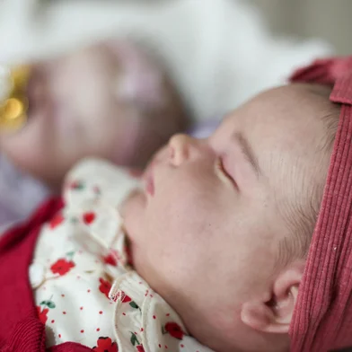Alvorada, RS, BrasilJhosi Silva produz bonecas Baby Reborn na garagem de sua casa em Alvorada, RS. As bonecas chegam desmontadas e ela dá o acabamento de cor em cada uma. Os preços são a partir de 1500 reais. A tendência dos bebês reborn ganhou vizibilidade nas redes socias onde jhosi realiza até "partos" das bonecas para vídeos de divulgação de seu trabalho.<!-- NICAID(16042355) -->