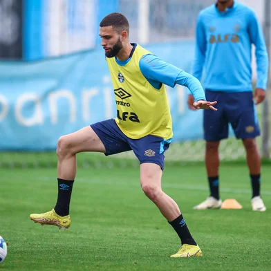 RS - FUTEBOL/ TREINO GREMIO 2025 - ESPORTES - Jogadores do Gremio realizam treino tÃ©cnico durante a tarde desta segunda-feira, no CT Luiz Carvalho, na preparaÃ§Ã£o para a partida valida pelo Campeonato Brasileiro 2025. Na foto, Wagner Leonardo. FOTO: LUCAS UEBEL/GREMIO FBPA<!-- NICAID(16125836) -->
