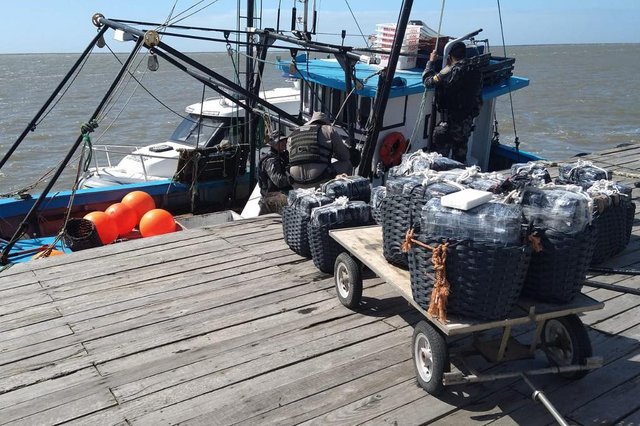Um barco pesqueiro de Itajaí, em Santa Catarina, foi apreendido com uma carga de 500 quilos de cocaína na manhã desta quarta-feira (22) na Lagoa dos Patos, em Rio Grande, no sul do RS. O flagrante aconteceu durante uma ação da Patrulha Ambiental (Patam) da Brigada Militar.<!-- NICAID(14895964) -->
