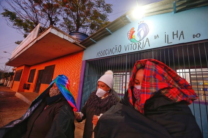 A matéria-prima é doada por quem auxilia os ribeirinhos ou pelos papeleiros da região