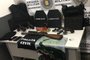Operação conjunta da BM e PC contra os homicídios em Caxias do Sul apreendeu um fuzil calibre 556, duas espingardas .2, duas pistolas,  dois revólveres, dois coletes balísticos, uma camiseta da polícia civil , 50g de cocaína e 180g de maconha. Foram quatro pessoas presas.<!-- NICAID(15102870) -->
