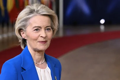 European Commission President Ursula von der Leyen looks on as she arrives to attend the European Council meeting in Brussels on December 18, 2025. European Unions leaders meet in Brussels on December 18 and 19, 2025, to discuss in particular the need to support Ukraine, transatlantic relations and the EU's strategic autonomy. (Photo by NICOLAS TUCAT / AFP)Editoria: POLLocal: BrusselsIndexador: NICOLAS TUCATSecao: diplomacyFonte: AFPFotógrafo: STF<!-- NICAID(16189991) -->
