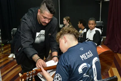 Desde esta segunda-feira (22), a música está levando 120 estudantes de seis escolas da rede municipal de ensino ao CEU – o Cine Teatro da Praça Estação Cidadania, no Bairro Cidade Nova, onde começou a funcionar o projeto Bom de Nota, Bom de Tom. Uma iniciativa desenvolvida pela Prefeitura, por meio da Secretaria Municipal de Educação (SMED) em parceria com a Secretaria Municipal de Cultura (SMC) e a Associação Paraesporte e Cultura (Apac-Sul).A novidade oferece aulas de música gratuitas no contraturno escolar para crianças e adolescentes de 10 a 14 anos regularmente matriculados em alguma das seguintes Escolas Municipais de Ensino Fundamental (EMEFs) da zona oeste da cidade: Cidade Nova, Desvio Rizzo, Érico Cavinato, Machado de Assis, Nova Esperança e Paulo Freire. O objetivo consiste em fomentar atividades culturais e promover a cidadania cultural da acessibilidade artística.<!-- NICAID(15436333) -->