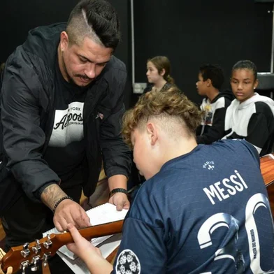 Desde esta segunda-feira (22), a música está levando 120 estudantes de seis escolas da rede municipal de ensino ao CEU – o Cine Teatro da Praça Estação Cidadania, no Bairro Cidade Nova, onde começou a funcionar o projeto Bom de Nota, Bom de Tom. Uma iniciativa desenvolvida pela Prefeitura, por meio da Secretaria Municipal de Educação (SMED) em parceria com a Secretaria Municipal de Cultura (SMC) e a Associação Paraesporte e Cultura (Apac-Sul).A novidade oferece aulas de música gratuitas no contraturno escolar para crianças e adolescentes de 10 a 14 anos regularmente matriculados em alguma das seguintes Escolas Municipais de Ensino Fundamental (EMEFs) da zona oeste da cidade: Cidade Nova, Desvio Rizzo, Érico Cavinato, Machado de Assis, Nova Esperança e Paulo Freire. O objetivo consiste em fomentar atividades culturais e promover a cidadania cultural da acessibilidade artística.<!-- NICAID(15436333) -->