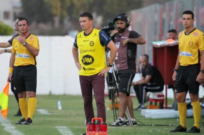 Caxias enfrenta o Guarany de Bagé, no Estádio Estrela D'Alva. Na foto, técnico Gerson Gusmão<!-- NICAID(15673981) -->