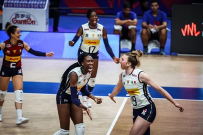 Itália vence e quebra a invencibilidade do Brasil na Liga das Nações de Voleibol Feminino<!-- NICAID(16054972) -->