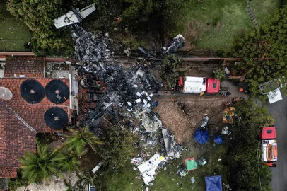 This photo shows an aerial view of the wreckage of an airplane that crashed with 61 people on board in Vinhedo, Sao Paulo State, Brazil, on August 10, 2024. An airplane carrying 57 passengers and four crew crashed on August 9 in Brazil's Sao Paulo state, killing everyone on board, the airline said. The aircraft, an ATR 72-500 operated by Voepass airline, was traveling from Cascavel in southern Parana state to Sao Paulo's Guarulhos international airport when it crashed in the city of Vinhedo. (Photo by Nelson ALMEIDA / AFP)<!-- NICAID(15837507) -->