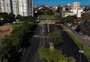 Para receber feira e resolver atrito com moradores, prefeitura cobre praça na zona norte de Porto Alegre com asfalto