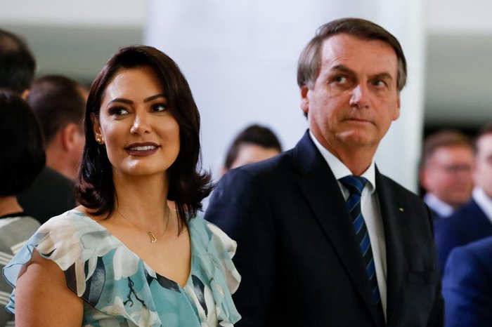 Governo Bolsonaro tentou trazer ilegalmente joias de R$ 16,5 milhões para  Michelle, diz jornal