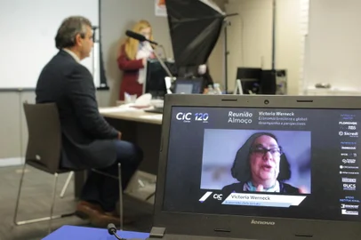 Victoria Werneck, da Icatu Seguros, palestrou na reunião-almoço da CIC Caxias nesta segunda-feira (21)A Câmara de Indústria, Comércio e Serviços de Caxias do Sul (CIC Caxias) recebeu, nesta segunda-feira (21), a economista-chefe da Icatu Seguros, Victoria Werneck, como palestrante da reunião-almoço on-line. O evento teve mediação do presidente da entidade, Ivanir Gasparin, e como tema o desempenho e perspectivas da economia brasileira e global. “A vacinação é a melhor política econômica que existe para você conseguir crescimento forte e robusto”, afirmou Victoria depois de apresentar as projeções de indicadores como PIB, inflação, taxa de juros, produção industrial, confiança do empresário, vendas do comércio varejista e taxa de desemprego.<!-- NICAID(14814419) -->