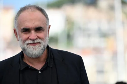 Brazilian director Karim Ainouz poses during a photocall for the film "Firebrand" at the 76th edition of the Cannes Film Festival in Cannes, southern France, on May 22, 2023. (Photo by Patricia DE MELO MOREIRA / AFP)Editoria: ACELocal: CannesIndexador: PATRICIA DE MELO MOREIRASecao: cinemaFonte: AFPFotógrafo: STF<!-- NICAID(15434737) -->