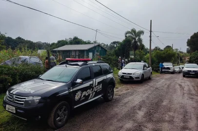 A Brigada Militar e a Polícia Civil atendem a uma ocorrência de assassinato em Itaara na Região Central. Conforme informações preliminares, um homem de 45 anos matou a própria mãe, uma idosa de 71 anos. A vítima foi identificada como Terezinha de Lourdes dos Reis Lima.<!-- NICAID(15419628) -->