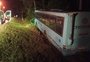 Três pessoas ficam feridas após saída de pista de ônibus e caminhão na Zona Sul
