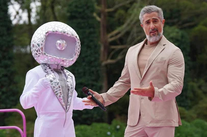 Marcos Mion e Globolinho na beca para virada<!-- NICAID(16193385) -->
