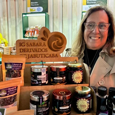 Fruta típica na região metropolitana de Belo Horizonte _ toda casa tem um pé no seu quintal _, a jabuticaba é matéria-prima de Elizabeth Antônia Torres Braga. A produção é herança dos pais e avós. Atualmente, Elizabeth fabrica, em Sabará, 40 produtos, como molhos, geleias e licores.  Em 2019, ela conquistou a indicação geográfica para os derivados:  _ Com o selo você se sente mais valorizado. O IG vem promover também divulgação. Com ele, a gente consegue ampliar nossos negócios, consegue mostrar mais para as pessoas a qualidade do nosso produto.<!-- NICAID(16050226) -->