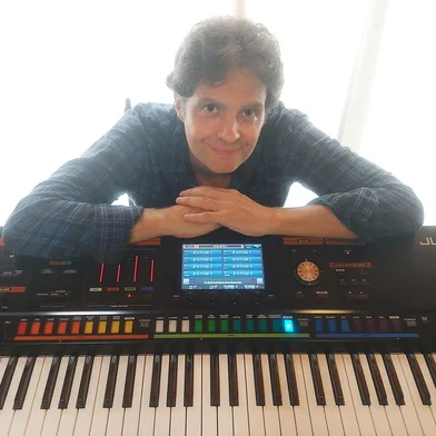 Em atividade por quatro décadas, o compositor ELOY FRITSCH chega ao seu 17º álbum solo, “Epic Synthesizer Music Vol. 2”, trazendo uma seleção com 11 músicas apresentando novas versões para composições lançadas ao longo de sua carreira solo. Nome consagrado da música Progressiva brasileira, o tecladista iniciou sua trajetória com a banda de Rock Progressivo Apocalypse, formada na cidade de Caxias do Sul em 1983, há exatos quarenta anos atrás. Neste período, a banda construiu um legado que possui um vasto catálogo de composições originais, incluindo versões em inglês, além de realizar turnês pelos Estados Unidos e Brasil, deixando sua marca com a gravação de diversos álbuns de estúdio e DVDs, além de participar de compilações internacionais na Espanha, França e Estados Unidos.Com “Epic Synthesizer Music Vol. 2”, o tecladista reinterpreta  11 composições, que são caracterizadas por lindas melodias majestosas e texturas eletrônicas geradas por sintetizadores e sequenciadores. Destaques incluem uma nova versão de "Spacetime" do álbum "Cosmic Light" (2021), seguida por uma versão compacta de "Mayan Temple", mantendo o espírito virtuoso do Rock Progressivo. O álbum também apresenta a emotiva "Eternal", uma homenagem ao influente compositor grego Vangelis, e outras faixas como "Warp Drive". "Artificial Intelligence", que explora a música eletrônica com vocais de vocoder."Aurora Borealis" encanta com sua melodia sinfônica e vozes femininas acompanhadas por sintetizadores, enquanto "Atlantis" é uma faixa épica com elementos percussivos e alternância entre sons sintetizados e instrumentos étnicos. Duas músicas do álbum "Exogenesis" recebem novas versões, "Exogenesis Part I" e "Neutron Star". Para encerrar, ELOY FRITSCH preparou também uma nova interpretação de "Beyond the Mountain", destacando as partes corais em harmonia com os sintetizadores.Confira o track list:1 - Spacetime2 - Mayan Temple3 - Eternal4 - Spacelab5 - Warp Drive6 - Artificial Intelligence7 - Aurora Borealis8 - Atlantis9 - Exogenesis, Pt.110 - Neutron Star11 - Beyond the MountainsOuça a música “Spacelab” no Youtube:https://www.youtube.com/watch?v=F7mLSfw5S5gOuça o álbum “Epic Synthesizer Music Vol. 2” no Spotify:https://open.spotify.com/intl-pt/album/5zFvAIEM47sICyV5gvJIkrCréditos da foto: Ricardo FritschContatos:Site: www.ef.mus.brYoutube: https://www.youtube.com/user/effsynthFacebook: https://www.facebook.com/eloy.fritschInstagram: https://www.instagram.com/eloyfritsch_officialAssessoria de Imprensa: www.wargodspress.com.br <!-- NICAID(15618065) -->