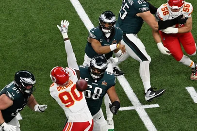 Super Bowl LIX between the Kansas City Chiefs and the Philadelphia Eagles - GameKansas City Chiefs' defensive end #90 Charles Omenihu attempts to block Philadelphia Eagles' quarterback #01 Jalen Hurts' throw during Super Bowl LIX between the Kansas City Chiefs and the Philadelphia Eagles at Caesars Superdome in New Orleans, Louisiana, February 9, 2025. (Photo by Chandan Khanna / AFP)Editoria: SPOLocal: New OrleansIndexador: CHANDAN KHANNASecao: American footballFonte: AFPFotógrafo: STF<!-- NICAID(15972606) -->