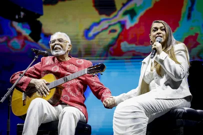 Preta Gil subiu ao palco pela última vez para cantar ao lado do pai, Gilberto Gil, no AllianzSP - PRETA GIL/MORTE/SHOW/GILBERTO GIL/ARQUIVO - GERAL - Foto de arquivo de  26 de abril da cantora Preta Gil ao lado de seu pai, Gilberto   Gil, ao cantar a música Drão, feita em homenagem à sua mãe, Sandra Gadêlha, no   Allianz Parque, na zona oeste de São Paulo. Preta Gil morreu neste domingo, 20,   aos 50 anos de idade, em Nova York (EUA). A cantora passava por um tratamento   contra câncer no intestino, também chamado de câncer colorretal.   26/04/2025 - Foto: ALE FRATA/CÓDIGO19/ESTADÃO CONTEÚDOEditoria: GERALLocal: SÃO PAULOIndexador: ALE FRATAFonte: CÃ³digo 19Fotógrafo: CÓDIGO19<!-- NICAID(16084535) -->