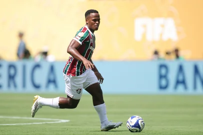 EAST RUTHERFORD, NEW JERSEY - JULY 08: Jhon Arias #21 of Fluminense FC runs with the ball during the FIFA Club World Cup 2025 semi-final match between Fluminense FC and Chelsea FC at MetLife Stadium on July 08, 2025 in East Rutherford, New Jersey.   Alex Grimm/Getty Images/AFP (Photo by ALEX GRIMM / GETTY IMAGES NORTH AMERICA / Getty Images via AFP)<!-- NICAID(16076886) -->