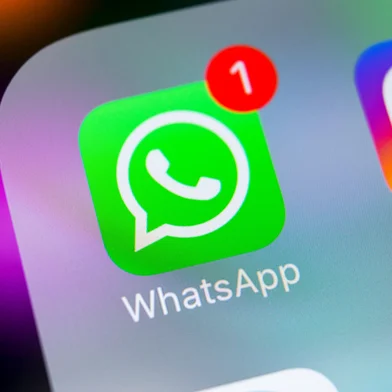 Sankt-Petersburg, Russia, March 6, 2018: Whatsapp messenger application icon on Apple iPhone X smartphone screen close-up. Whatsapp messenger app icon. Social media icon. Social networkFonte: 291768871<!-- NICAID(15608405) -->
