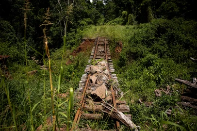 VERANÓPOLIS, RS, BRASIL, 23-02-2026: Governos e empresas buscam alternativas para conter a precarização da malha ferroviária gaúcha, que perdeu 75% do tamanho em três décadas e foi dilacerada pelas enchentes de 2024. Rastro de destruição é desafio à reconstrução. Sem conexão por ferrovia com o resto do brasil e com países limítrofes, o estado se encontra ilhado fora dos trilhos. Na foto: Após chuvas de 2023 e 2024, trilhos foram perdidos e deslizamentos de terra afetaram estruturas de pontes, viadutos, túneis e da ferrovia. (Foto: André Ávila/Agência RBS)Indexador: Andre Avila<!-- NICAID(16248501) -->