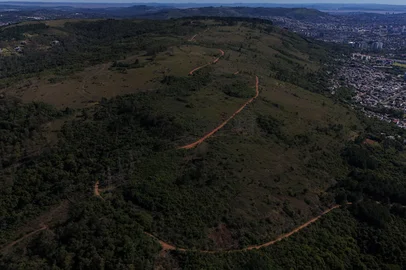 PORTO ALEGRE, RS, BRASIL, 29-09-2025: Dezessete pessoas foram resgatadas pelo Corpo de Bombeiros na madrugada desta segunda-feira (29) no Morro Santana, na zona leste de Porto Alegre. O grupo, que participava de atividades religiosas, havia chegado ao local por volta das 18h de domingo. Foto: Renan Mattos / Agência RBS<!-- NICAID(16135430) -->