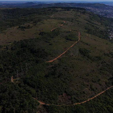 PORTO ALEGRE, RS, BRASIL, 29-09-2025: Dezessete pessoas foram resgatadas pelo Corpo de Bombeiros na madrugada desta segunda-feira (29) no Morro Santana, na zona leste de Porto Alegre. O grupo, que participava de atividades religiosas, havia chegado ao local por volta das 18h de domingo. Foto: Renan Mattos / Agência RBS<!-- NICAID(16135430) -->