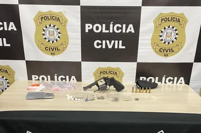 Operação contra o tráfico de drogas prende três pessoas em Farroupilha.<!-- NICAID(15896044) -->