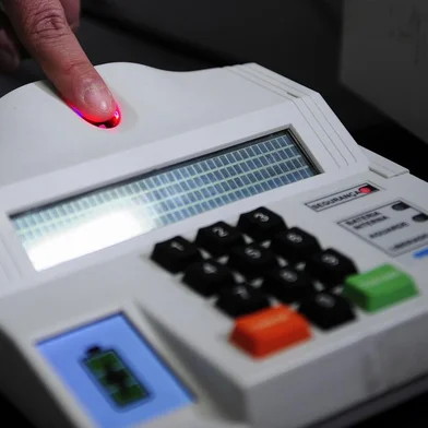 CAXIAS DO SUL, RS, BRASIL, 12/09/2018 - Edson Borowski, chefe de cartório da 169ª Zona Eleitoral, explica como funciona a urna eletrônica. (Marcelo Casagrande/Agência RBS)<!-- NICAID(13737149) -->