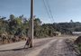 Por que os postes foram
parar no meio da estrada
