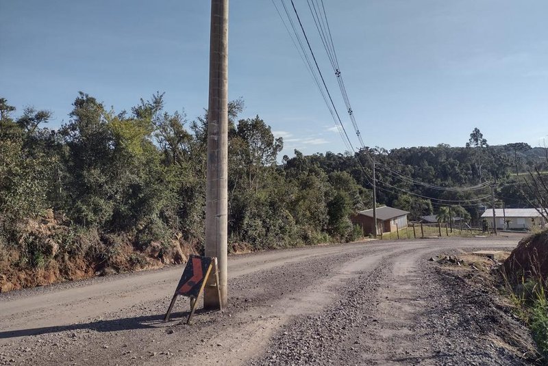 Estrada Municipal Firmino Frizzo, entre Santa Lúcia do Piaí e Vila Oliva ficou com postes na pista após asfaltamento<!-- NICAID(15139613) -->