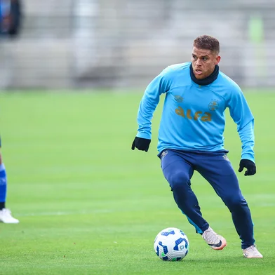 RS - FUTEBOL/ TREINO GREMIO 2025 - ESPORTES - Jogadores do Gremio realizam jogo-treino contra o AimorÃ© durante a tarde desta quarta-feira, no CT Luiz Carvalho, na preparaÃ§Ã£o para a partida valida pelo Campeonato Brasileiro 2025. Na foto, Cuéllar. FOTO: LUCAS UEBEL/GREMIO FBPA<!-- NICAID(16073612) -->