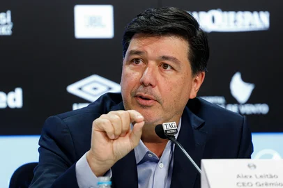 PORTO ALEGRE, RS, BRASIL, 10-12-2025: Apresentação do novo CEO e dos integrantes do departamento de futebol do Grêmio. Da e/d: Rafael Lima, diretor de futebol ; Luiz Felipe Escolari, coordenador técnico de futebol; Alex Leitão, CEO do Grêmio; Odorico Roman, presidente; Antônio Dutra Júnior, vice-presidente de futebol; Paulo Pelaipe, executivo de futebol. Fotos: Duda Fortes/Agencia RBS<!-- NICAID(16184074) -->