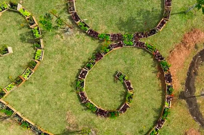 O projeto “Jardins Criativos”, iniciativa inovadora que une Fotografia, Land Art (arte da terra) e Graffiti, será lançado durante um café da manhã, no dia 18 de março, às 8h30min, no Centro de Atenção à Criança e ao Adolescente Murialdo – Serviço de Convivência e Fortalecimento de Vínculos (SCFV), no bairro Santa Fé, em Caxias do Sul (Rua Hildo Francisco Ferreira, 1500). O projeto da fotógrafa Liliane Giordano, da Sala de Fotografia, foi aprovado pelo edital Territórios Criativos – RS Seguro que selecionou criações artísticas dentre 17 territórios prioritários no Rio Grande do Sul, buscando fomentar o trabalho artístico, gerar renda e promover a arte, dando visibilidade a espaços de uso coletivo.  <!-- NICAID(15994017) -->
