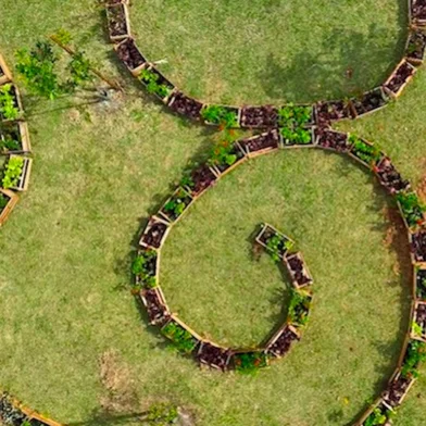 O projeto “Jardins Criativos”, iniciativa inovadora que une Fotografia, Land Art (arte da terra) e Graffiti, será lançado durante um café da manhã, no dia 18 de março, às 8h30min, no Centro de Atenção à Criança e ao Adolescente Murialdo – Serviço de Convivência e Fortalecimento de Vínculos (SCFV), no bairro Santa Fé, em Caxias do Sul (Rua Hildo Francisco Ferreira, 1500). O projeto da fotógrafa Liliane Giordano, da Sala de Fotografia, foi aprovado pelo edital Territórios Criativos – RS Seguro que selecionou criações artísticas dentre 17 territórios prioritários no Rio Grande do Sul, buscando fomentar o trabalho artístico, gerar renda e promover a arte, dando visibilidade a espaços de uso coletivo.  <!-- NICAID(15994017) -->