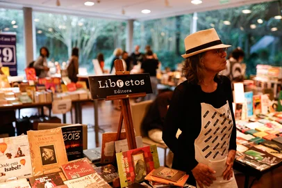 PORTO ALEGRE, RS, BRASIL - 2024.06.14 -  A Feira do Livro Reconstrói RS foi organizada de última hora para ajudar o mercado editoral gaúcho afetado pela enchente. (Foto: Renan Mattos/Agencia RBS)<!-- NICAID(15789892) -->