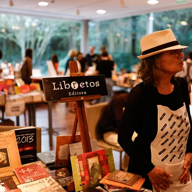 PORTO ALEGRE, RS, BRASIL - 2024.06.14 -  A Feira do Livro Reconstrói RS foi organizada de última hora para ajudar o mercado editoral gaúcho afetado pela enchente. (Foto: Renan Mattos/Agencia RBS)<!-- NICAID(15789892) -->