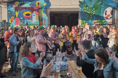 E começaram as celebrações cervejeiras de outubro em Porto Alegre. Neste sábado é no 4Beer 4º Distrito (Av. Polônia, 200) com uma programação que contempla atrações para toda a família.O evento começa ao meio-dia e vai até as 23h30. Serão mais de 40 torneiras com estilos cervejeiros como American Lager, Weiss IPAs e APAs, entre outros. A 4Beer apresentará um lançamento para o mês de outubro, uma Märzenbier, uma lager originária da Baviera.A entrada é grátis. Rola ainda espaço kids, torneio de chope a metro, flash tato e shows da banda Comunidade Nin-Jitsu, Alice Kranen e Diablo Fucking Show. O 4Beer 4º Distrito fica na Av. Polônia, 200.<!-- NICAID(15551434) -->