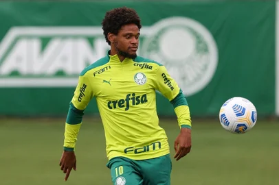 O jogador Luiz Adriano, do Palmeiras, durante treinamento, na Academia de Futebol. (Foto: Cesar Greco)