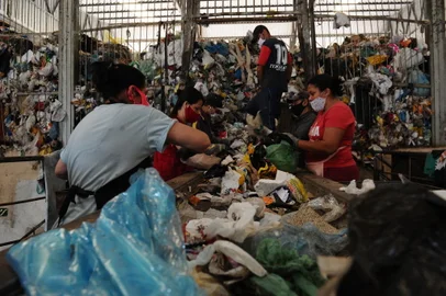 CAXIAS DO SUL, RS, BRASIL (27/10/2021)Com menos material seletivo e aumento de catadores reciclagens enfrentam dificuldades em Caxias Não é apenas a separação do lixo que tem regredido em Caxias do Sul, a qualidade dos resíduos seletivos também piorou. Isso é o que apontam as associações de recicladores que tiram do lixo o sustento das famílias e também ajudam a cuidar do meio ambiente. Se por um lado o aterro Rincão das Flores acumula materiais que podem gerar renda, na última matéria da série de reportagens sobre o lixo mostramos o cenário nas reciclagens. O descarte incorreto afeta diretamente o faturamento dos associados. (Antonio Valiente/Agência RBS)<!-- NICAID(14925829) -->